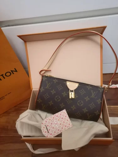 Louis Vuitton M47123 Pochette Tirette Monogram photo review